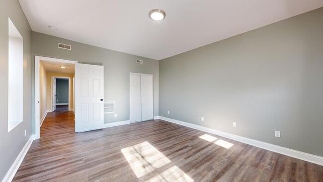 Building Photo - Renovated 4Bd 2.5 Bth Town Home Near Soula...