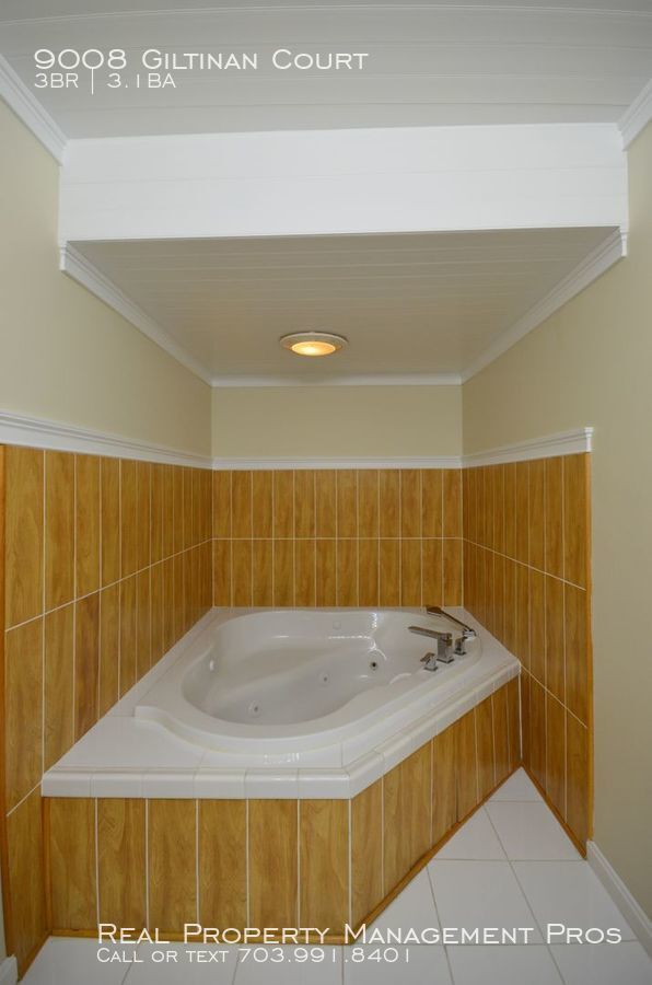 Building Photo - Charming End Unit by Huntsman Lake!