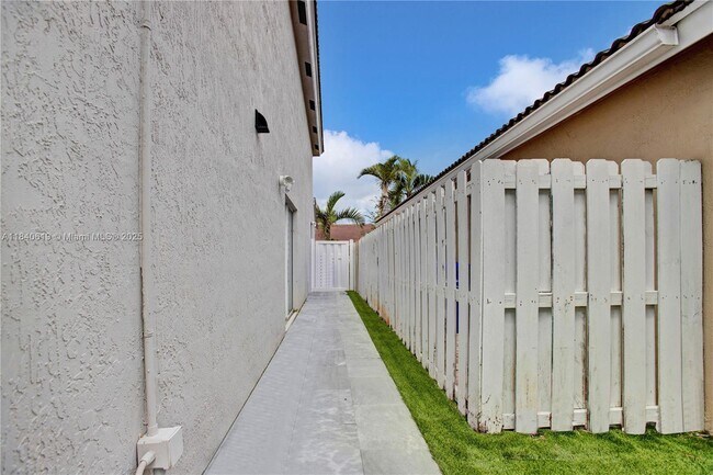 Building Photo - 3432 SW 49th St