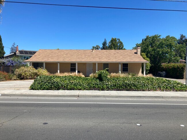 Primary Photo - Single Family Home Centrally Located off H...