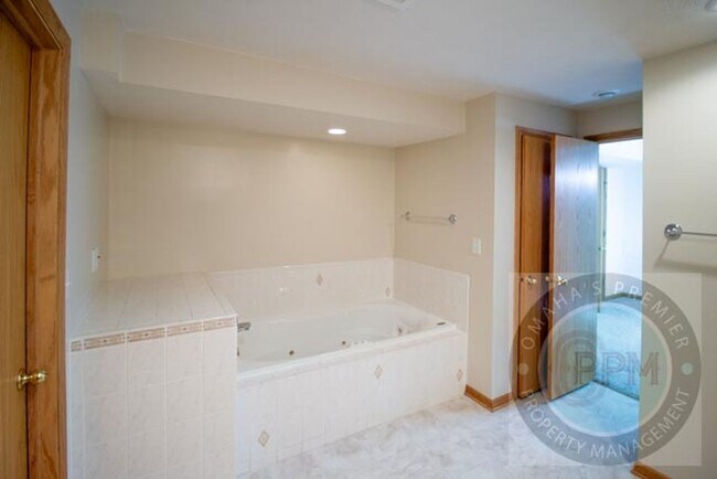 Building Photo - 700.00 off Deposit 4 Bed Ranch House in Mi...