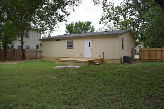 Building Photo - 409 Regina Dr
