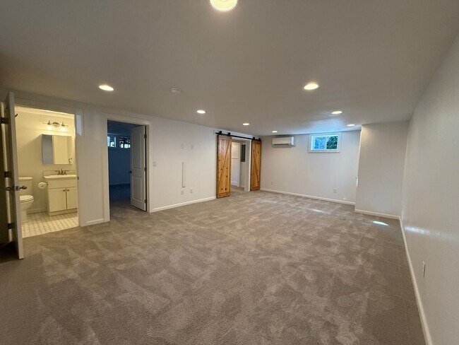 Building Photo - Charming historic home McMinnville 4 bed / 2.5 bath