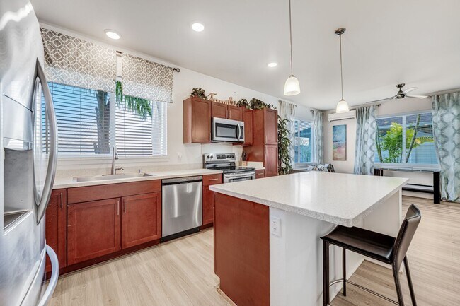 Building Photo - Kehalani 3 bedroom 2.5 bath ocean views  -...