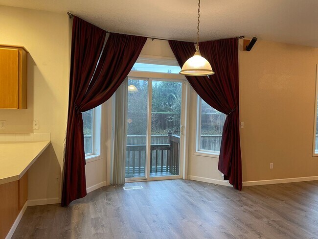 Building Photo - ***HALF MONTH RENT FREE***FANTASTIC 4 Bed 2.5 Bath Home in Salmon Creek! HUGE side yard and back ...