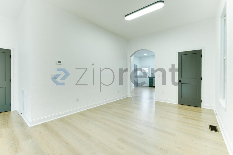 Building Photo - Unit n/a