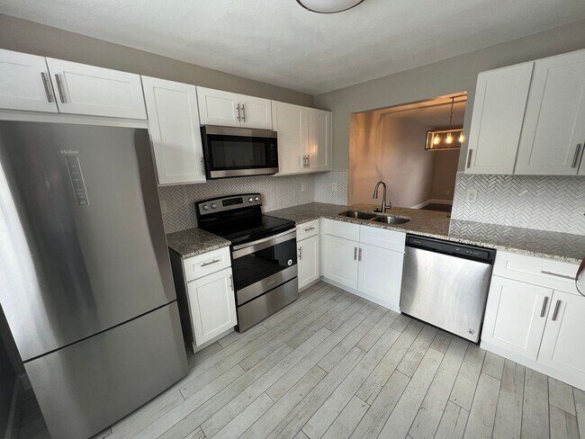 Building Photo - 2 Bedroom 2 Bath - Beautiful Corner Townhome W. Hardwood Floors
