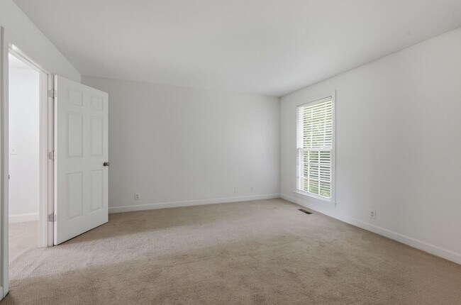 Building Photo - Charming Townhouse in Green Hills