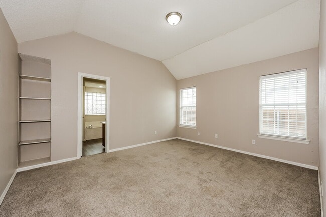 Building Photo - 724 Nicole Dr