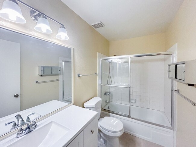 Building Photo - Beautiful 3BD/2.5BA W/ Open Floor Plan and...