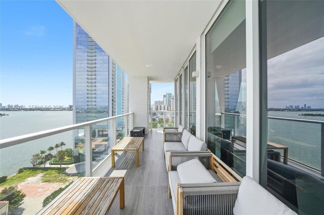 Building Photo - 601 NE 27th St