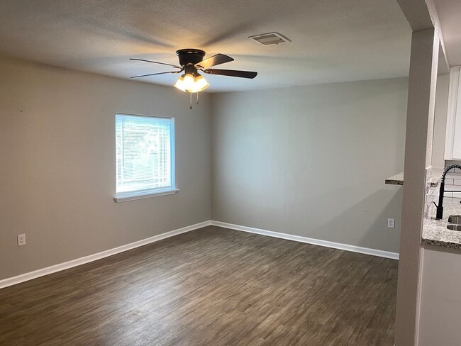 Building Photo - 2016 Magnolia Dr