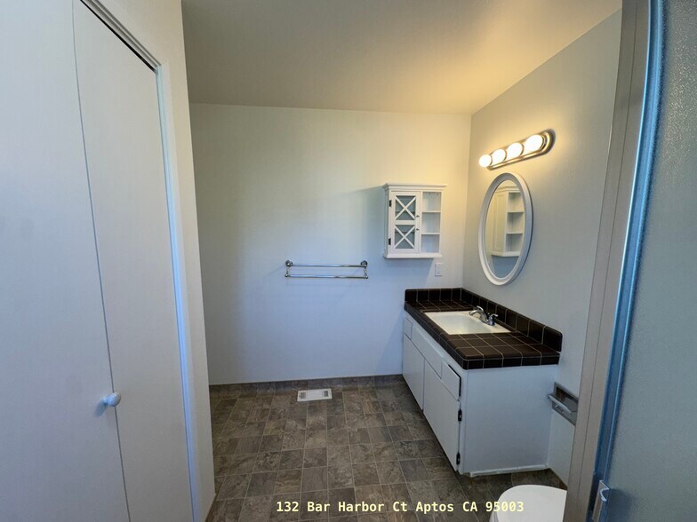 Common Bath 2 - 132 Bar Harbor Ct