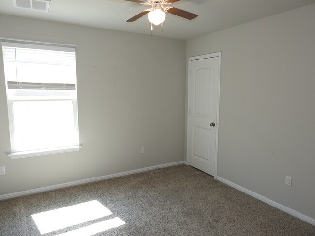 Building Photo - 621 Callahan Ln