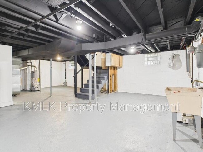 Building Photo - 84 E Mapledale Ave