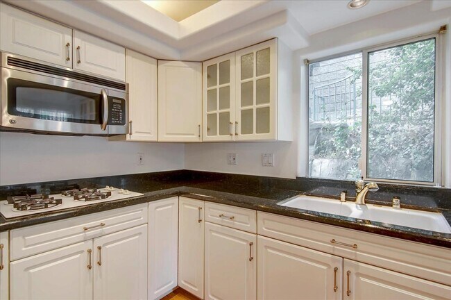 Building Photo - 8527 Wonderland Ave