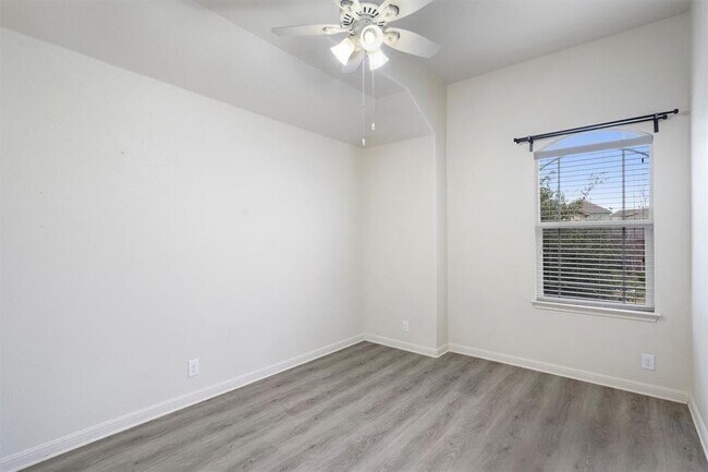 Building Photo - 2044 Nestlewood Dr