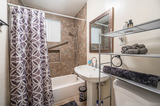 Building Photo - Charming 2 Bedroom Home with Private Garag...