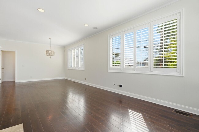 Building Photo - Premier Location in Corona Del Mar for 12-Month Lease
