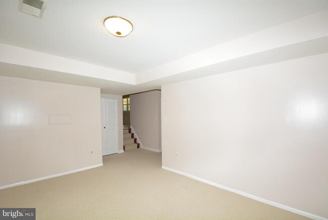 Building Photo - 5111 Gainsborough Dr