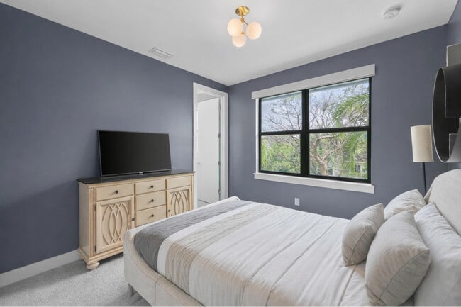 Building Photo - 625 NE 22nd Dr