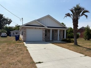 Building Photo - 3b/2Bth Home