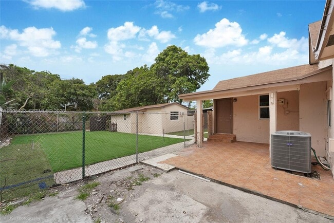 Building Photo - 166 E 17th St