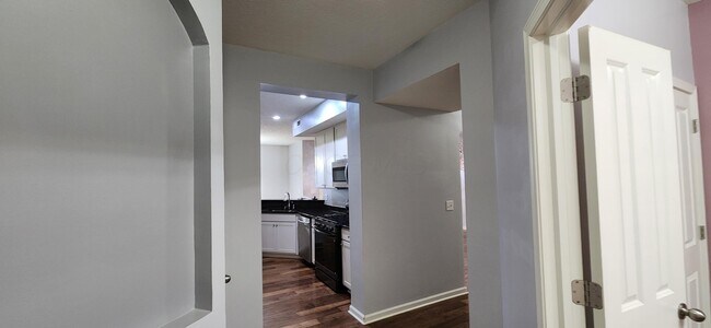 Building Photo - 590 Redwood Ln