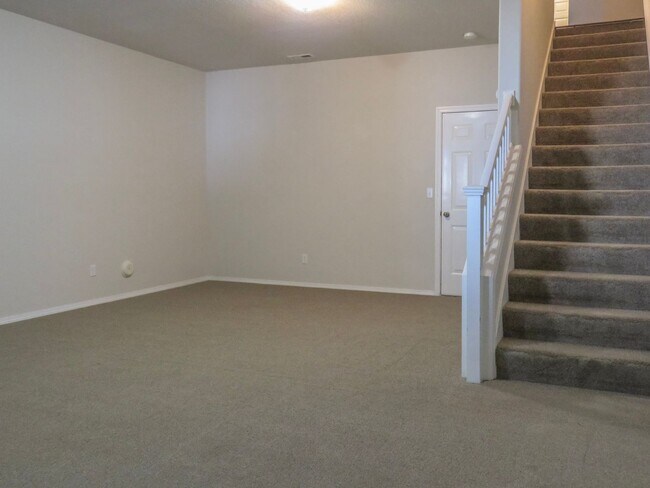 Building Photo - !!!! West Linn Townhome Available 3 Bedroo...