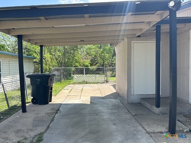 Building Photo - 912 Southside Dr