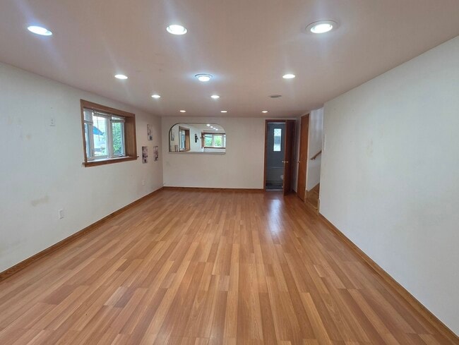 Building Photo - 8418 W Crain St
