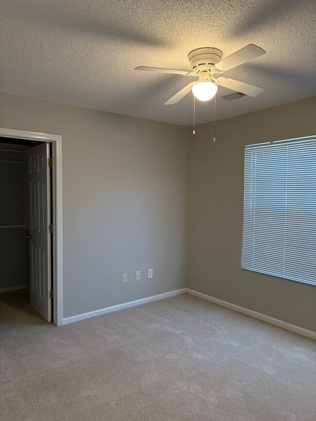 Building Photo - Charming 3 Bed 2 Bath in a gated community!!