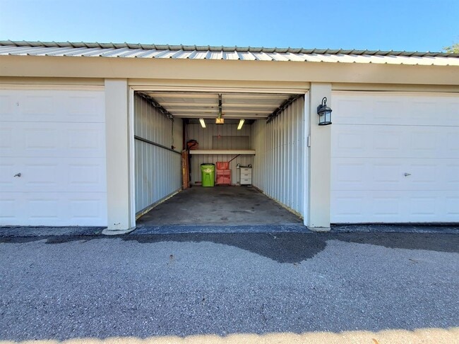 Building Photo - 2 Bedroom, 1.5 Bathroom Townhouse. Large L...