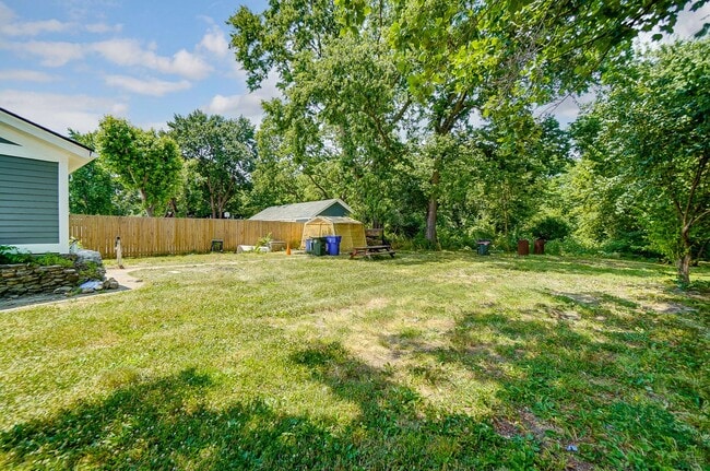 Building Photo - Spacious 3 Bedroom in Hamilton!