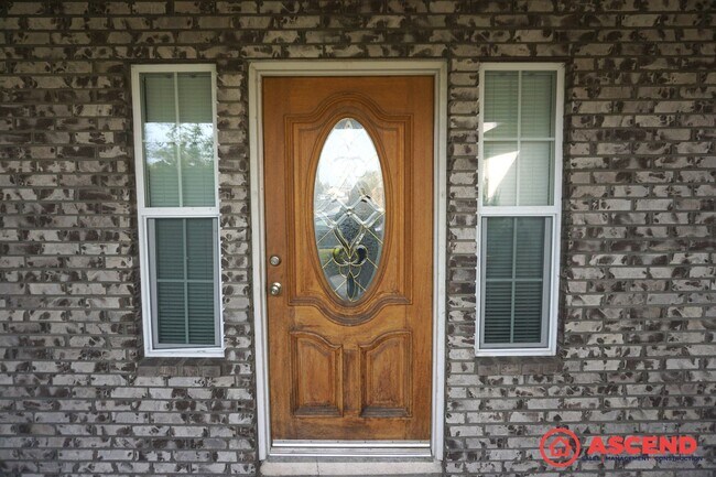 Building Photo - Spacious 4 Bedroom Home with Fenced Backyard & Garage