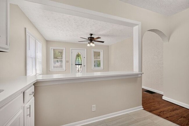 Building Photo - Freshly Updated Home in Warren Township