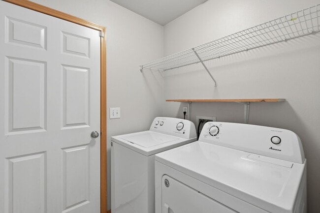 Building Photo - 3bd/2.5ba Everett Home