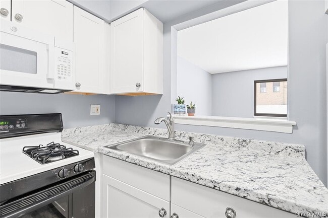 Building Photo - 9 Charles Ln