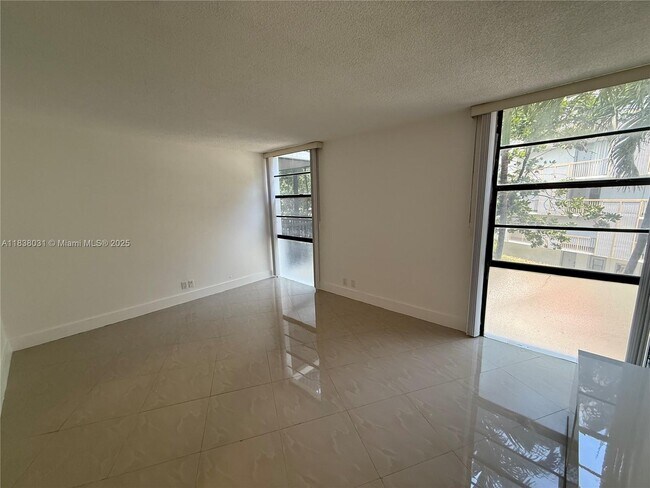 Building Photo - 3475 N Country Club Dr