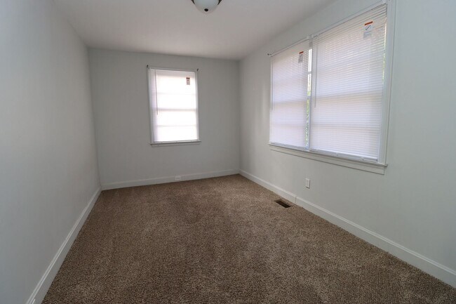 Building Photo - 4910 Colonial Dr