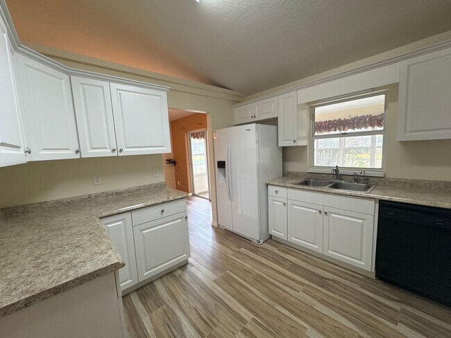 Building Photo - Beautiful Pool Home In Great Location!