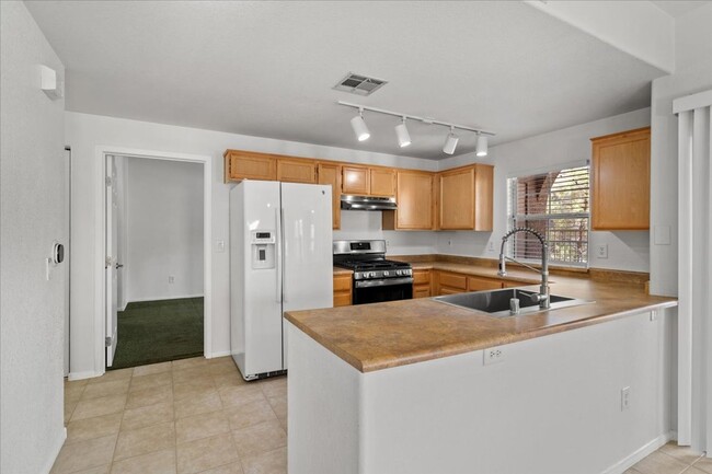 Building Photo - 2 Bedroom Condo Available in September!