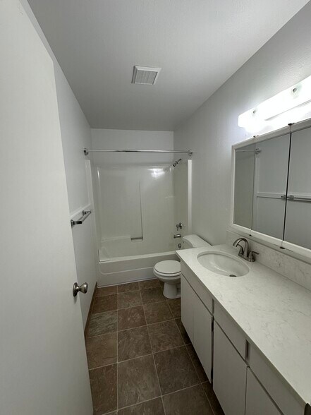 full bath - 1809 SE Harney St