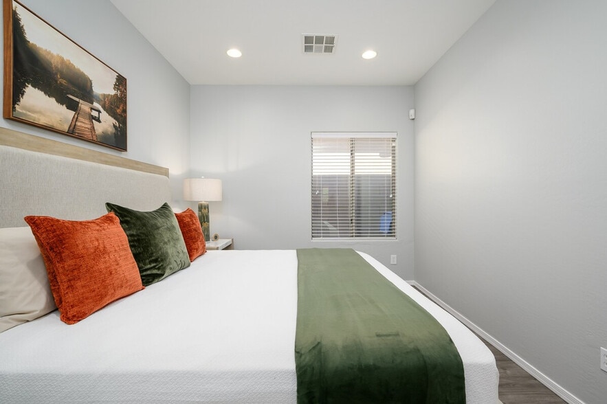 Building Photo - 5538 W Andrea Dr