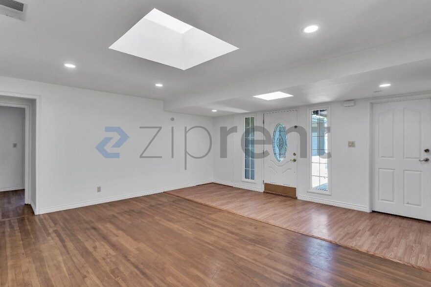 Building Photo - Unit