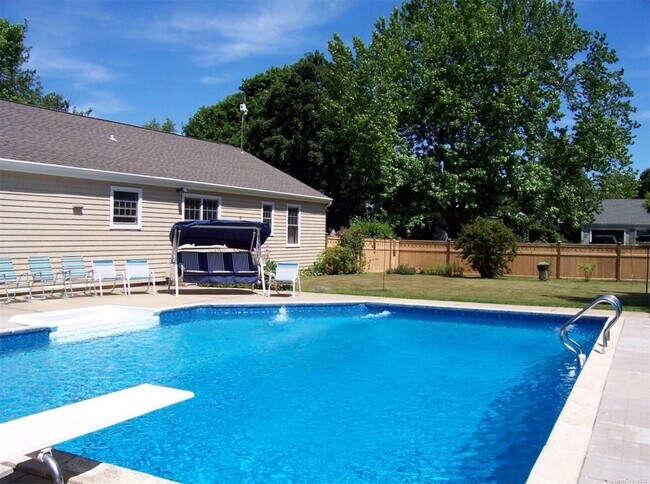 Building Photo - 795 Oyster Ponds Ln