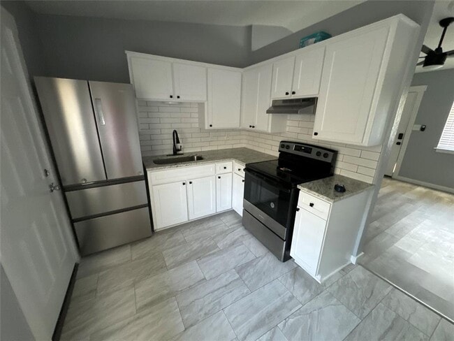 Building Photo - 914 Drake Dr