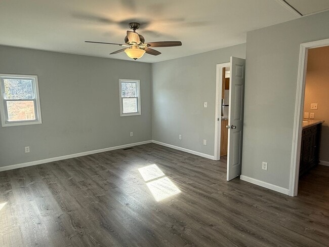 Building Photo - Private 3 bed 2bath house in North Johnson City! - Available NOW