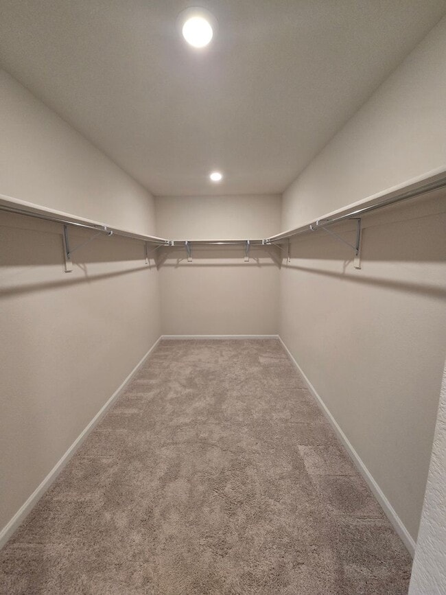 Building Photo - Like new 3 bedroom 2.5 bath with loft