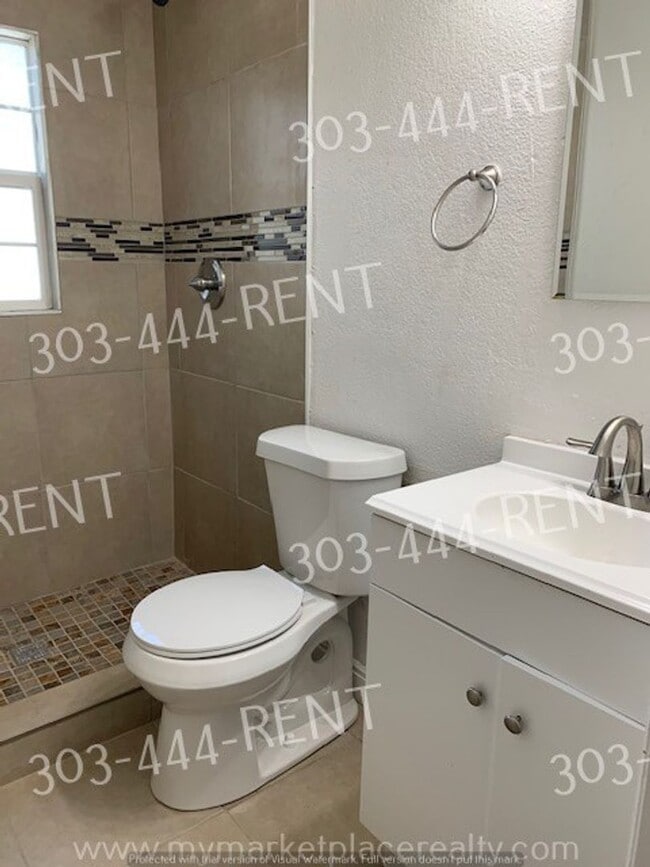 Building Photo - 3 bedroom & 1 bathroom beautiful home! Rea...